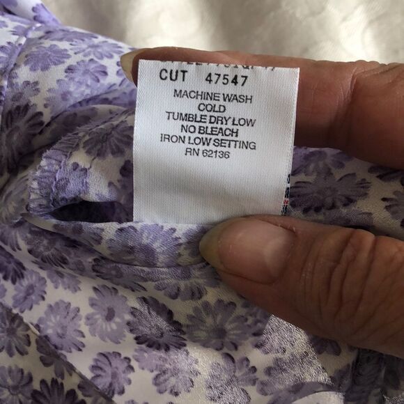 Guess Sleeveless blouse size XL gently Used - Picture 6 of 6